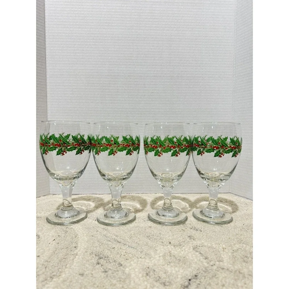 Set of 4 Christmas Holly and Berry Wreath Wine Glasses Holiday Stemware 7 inch